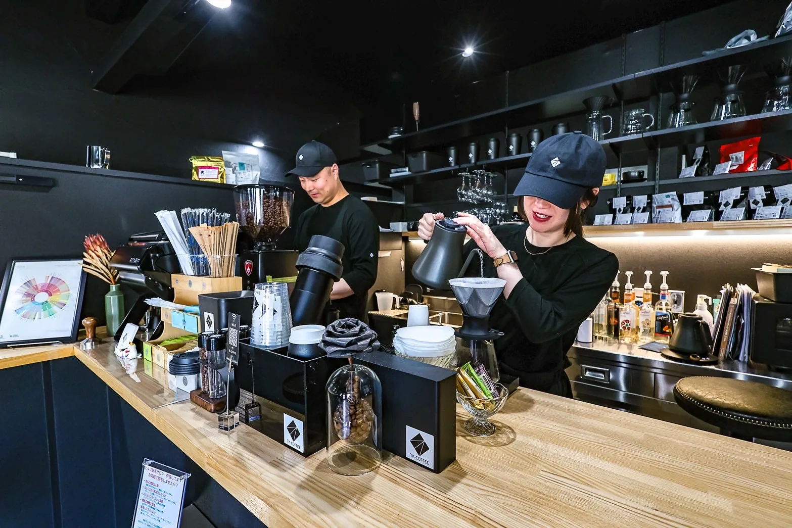 並んでドリップするTK-COFFEEの店主夫婦