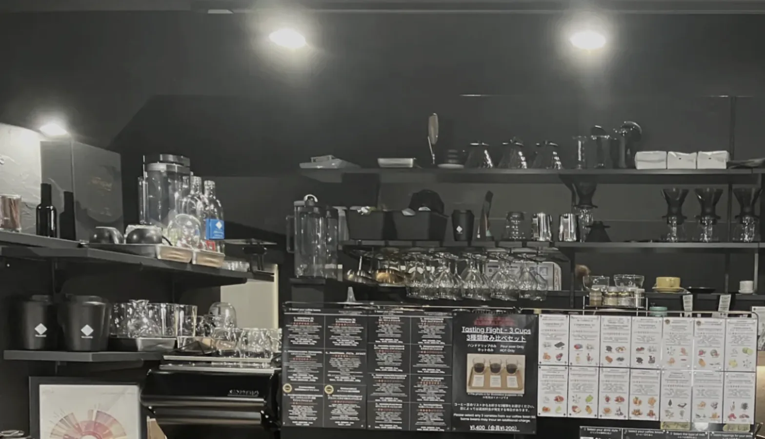 抽出器具とメニューが並ぶTK-COFFEEのカウンター内